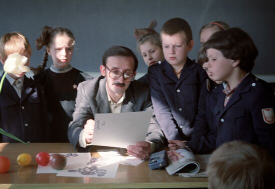 Drawing lesson in Moscow school
