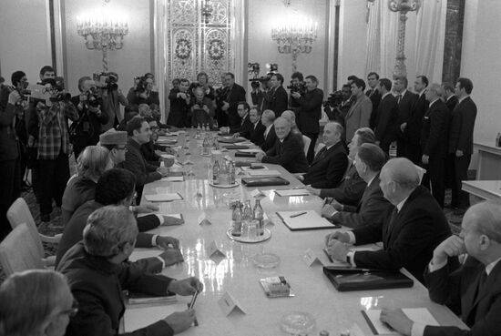 Rajiv Gandhi visits USSR