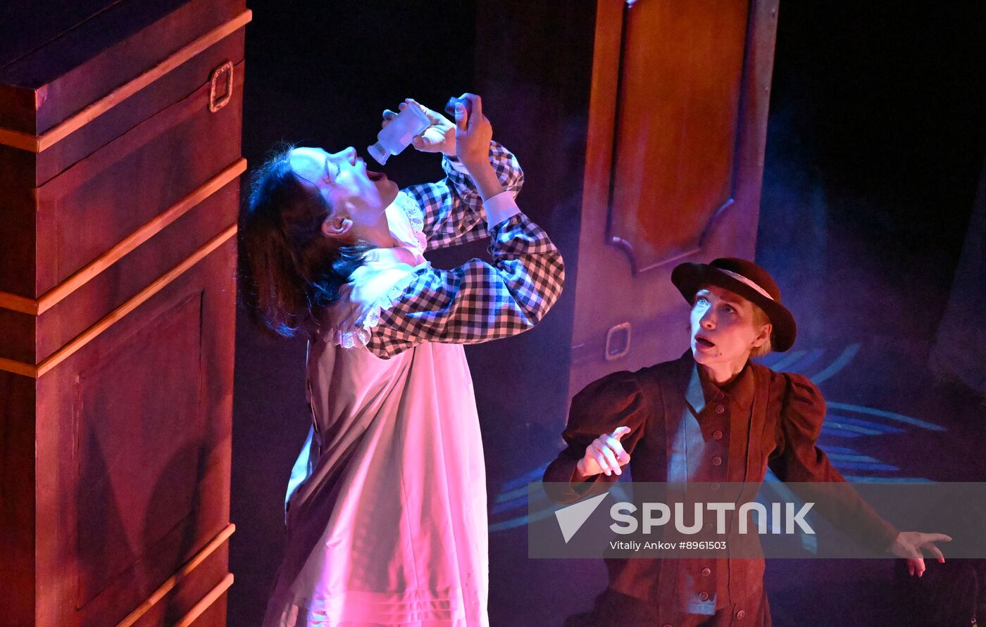 Russia Puppet Theatre Alice in Wonderland