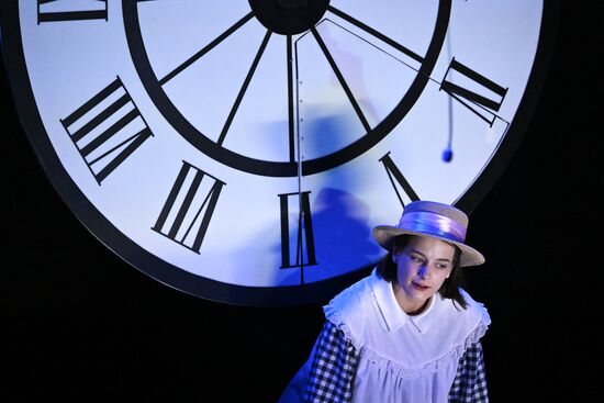 Russia Puppet Theatre Alice in Wonderland