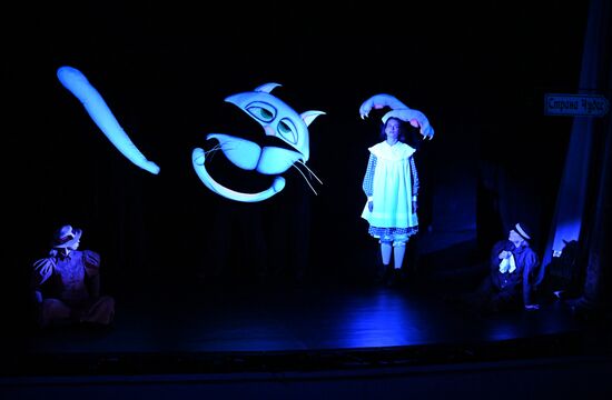 Russia Puppet Theatre Alice in Wonderland