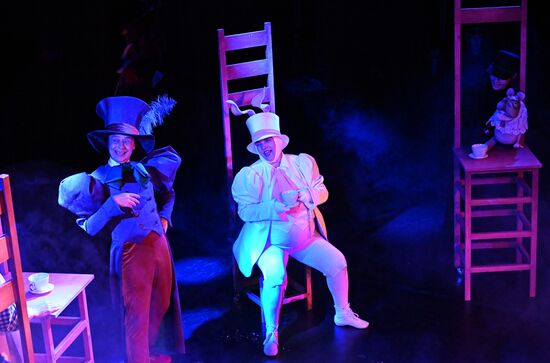 Russia Puppet Theatre Alice in Wonderland