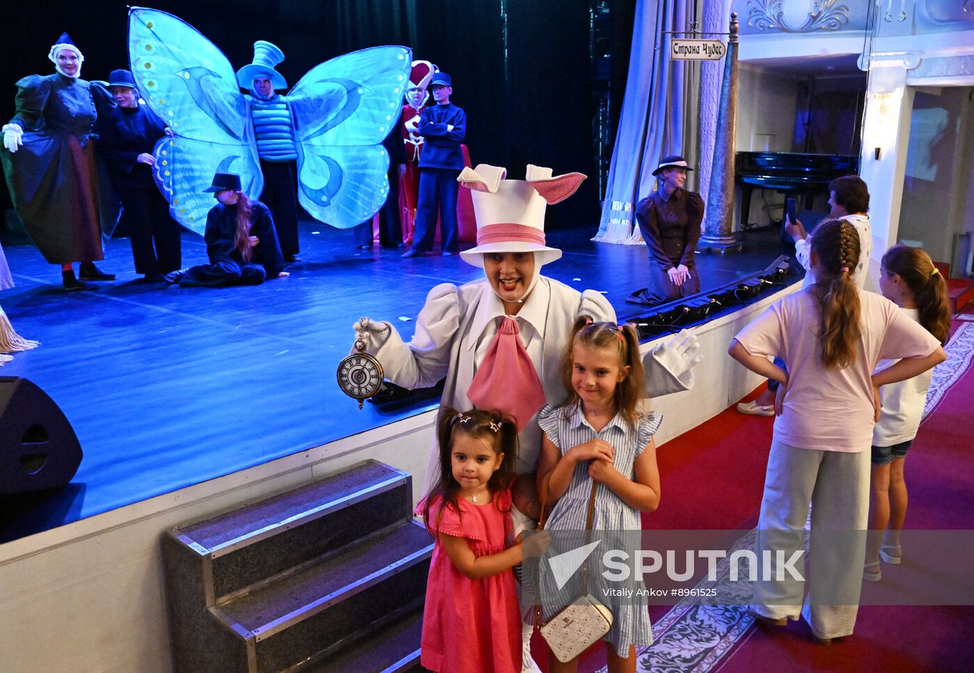 Russia Puppet Theatre Alice in Wonderland