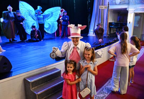 Russia Puppet Theatre Alice in Wonderland
