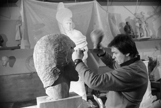 Sculptor Alexander Rukavishnikov