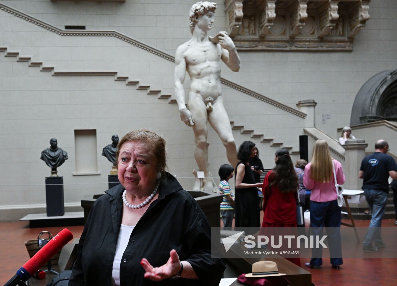 Russia Art Landscape Painting Exhibition Preparations