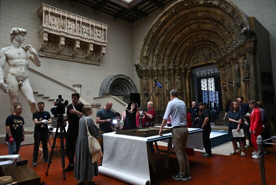 Russia Art Landscape Painting Exhibition Preparations