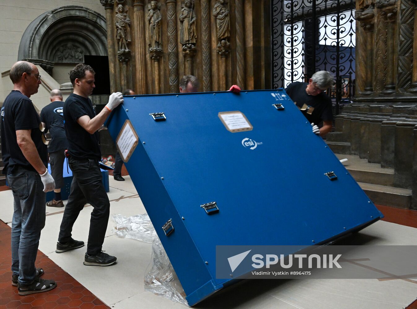 Russia Art Landscape Painting Exhibition Preparations