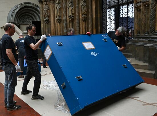 Russia Art Landscape Painting Exhibition Preparations