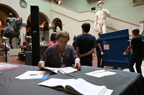Russia Art Landscape Painting Exhibition Preparations