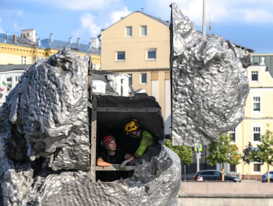 Russia Art Big Clay Sculpture Dismantling