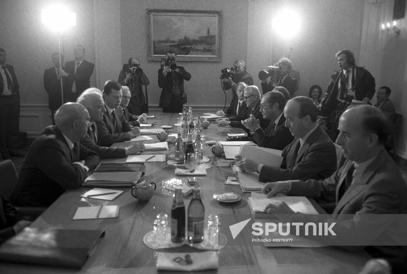 Swiss Foreign Minister Pierre Aubert visits USSR