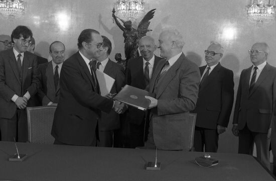 Swiss Foreign Minister Pierre Aubert visits USSR