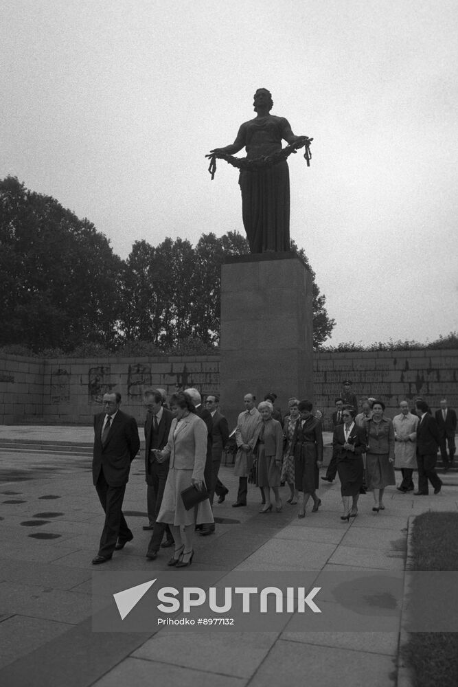 Foreign Minister of Switzerland Pierre Aubert visits USSR