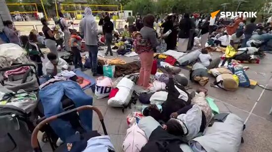 Homeless protest in Paris, demanding housing after government inaction