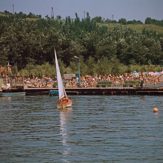 Zhdanov (today's Mariupol). A city park