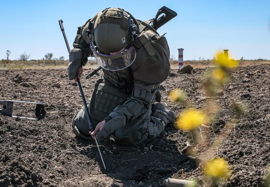 Russia Ukraine Military Operation Sappers Training