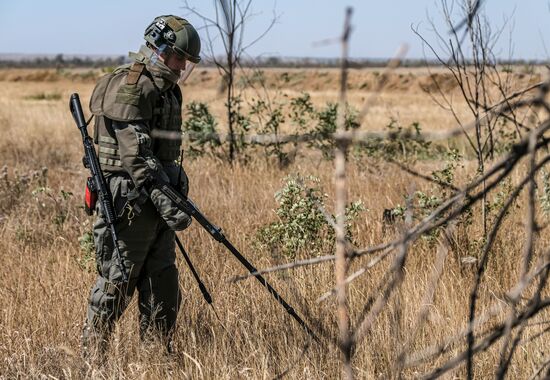 Russia Ukraine Military Operation Sappers Training