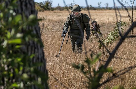 Russia Ukraine Military Operation Sappers Training