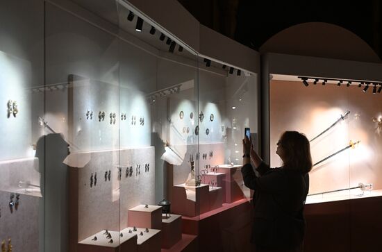 Russia Rhinestone Jewelry Exhibition