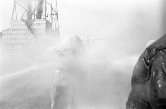 Liquidation of open gas and oil fountains