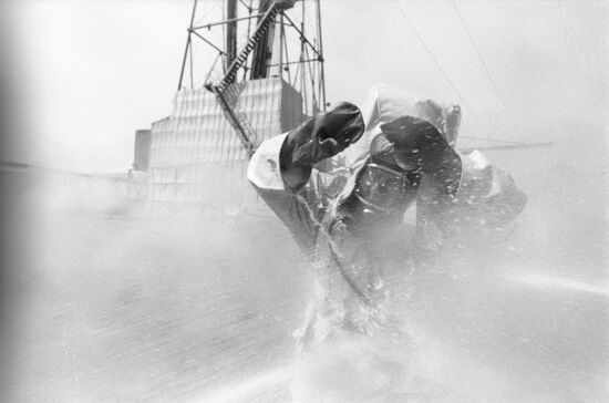 Liquidation of open gas and oil fountains