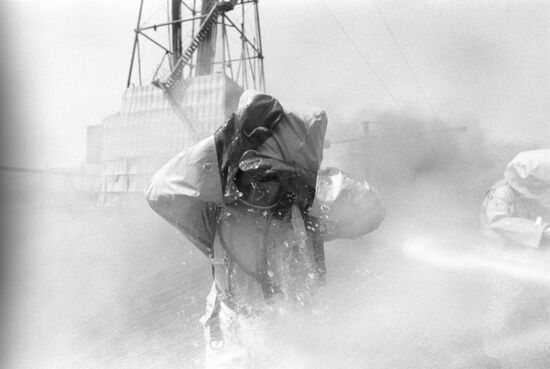 Liquidation of open gas and oil fountains