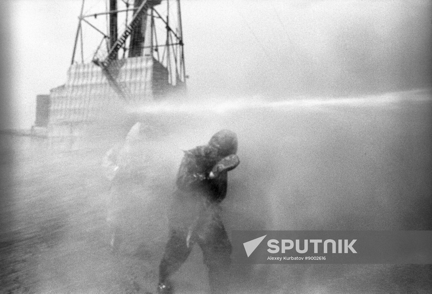 Liquidation of open gas and oil fountains