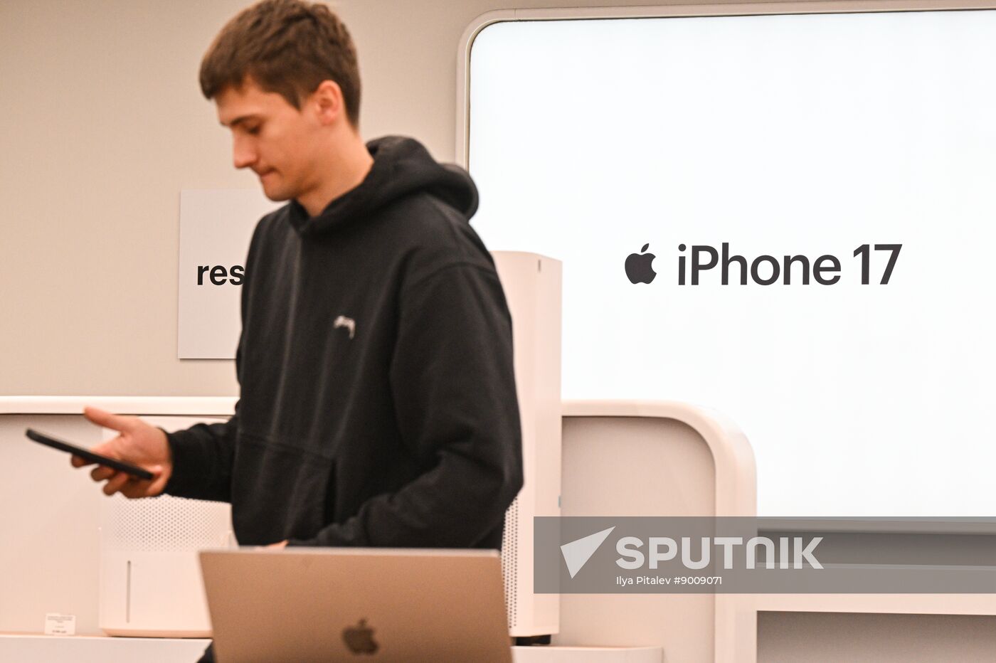 Russia Apple New iPhone Sales