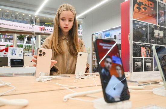 Russia Apple New iPhone Sales