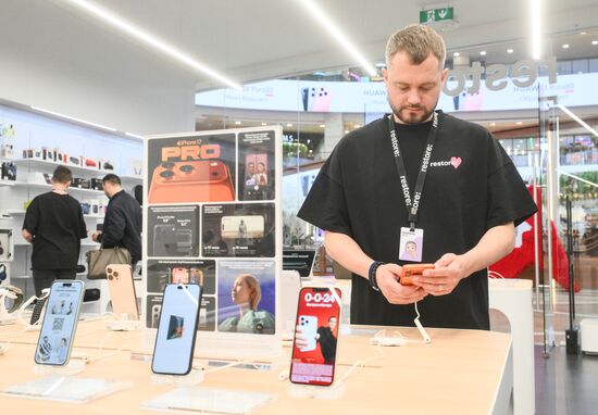 Russia Apple New iPhone Sales