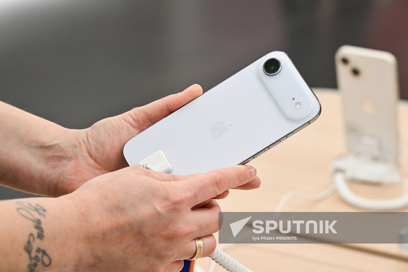 Russia Apple New iPhone Sales