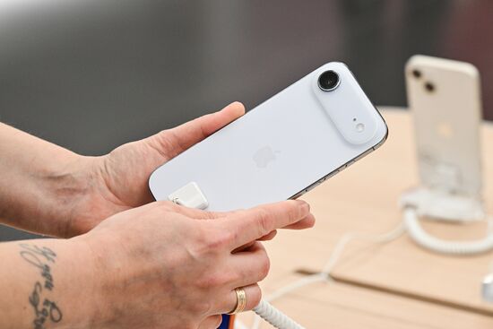 Russia Apple New iPhone Sales