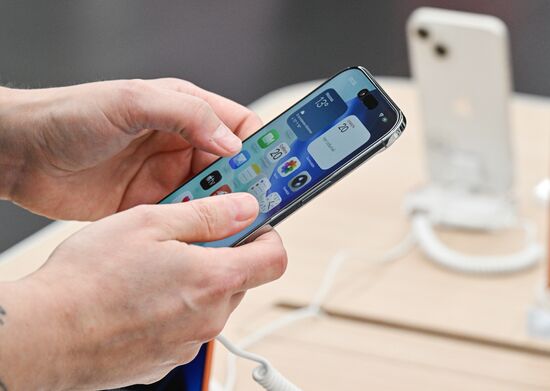 Russia Apple New iPhone Sales