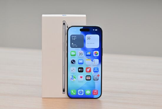 Russia Apple New iPhone Sales