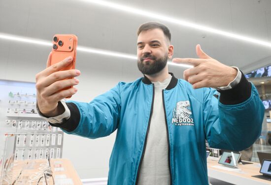 Russia Apple New iPhone Sales