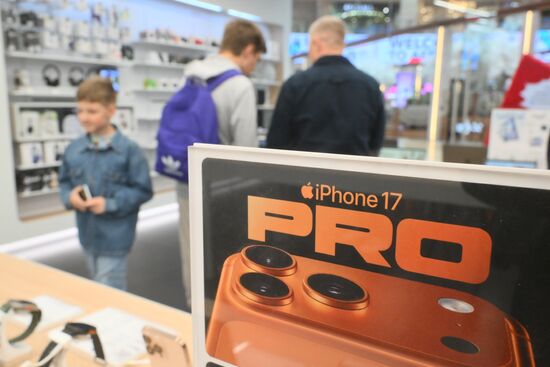 Russia Apple New iPhone Sales