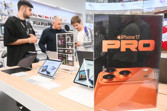 Russia Apple New iPhone Sales