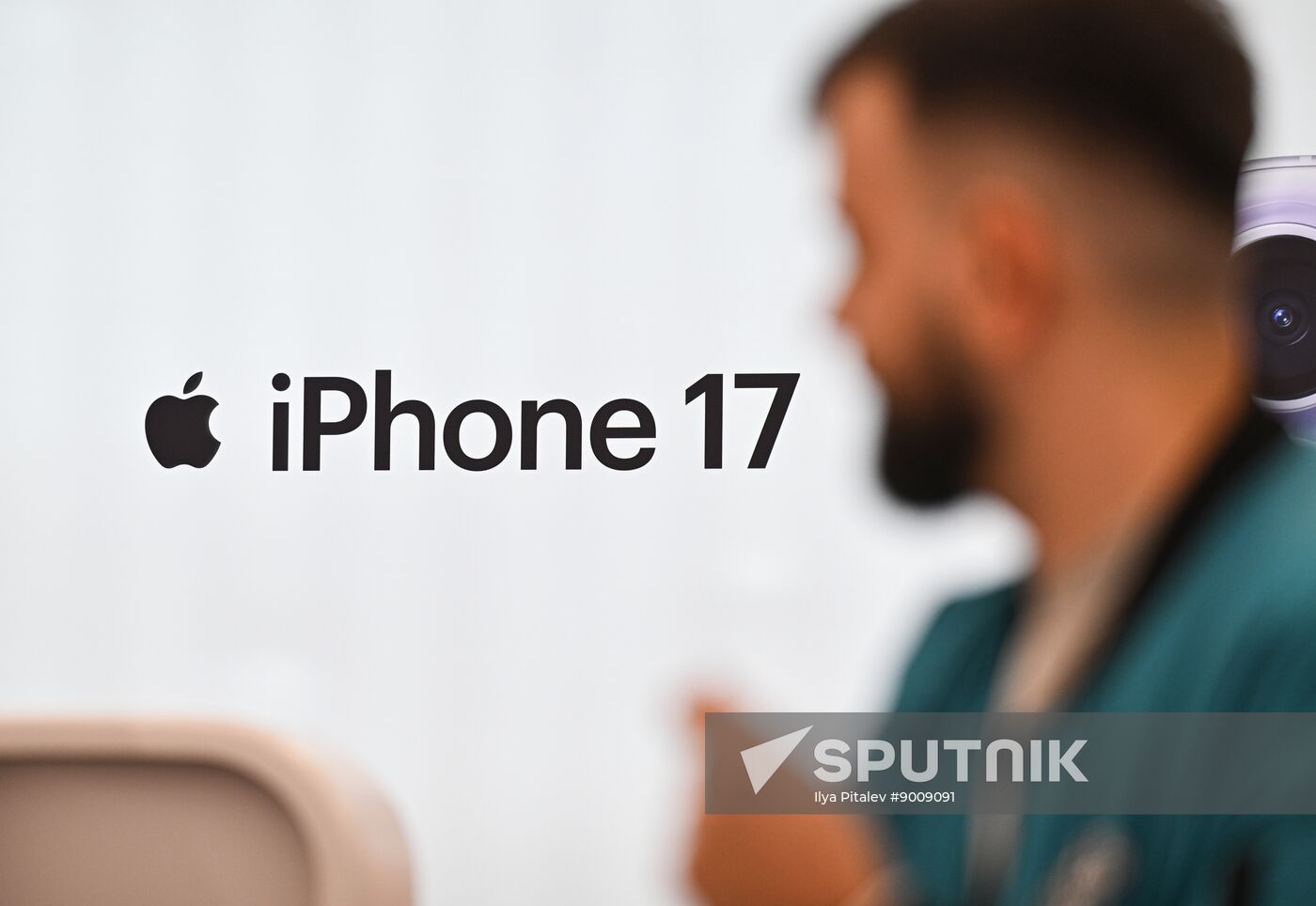 Russia Apple New iPhone Sales