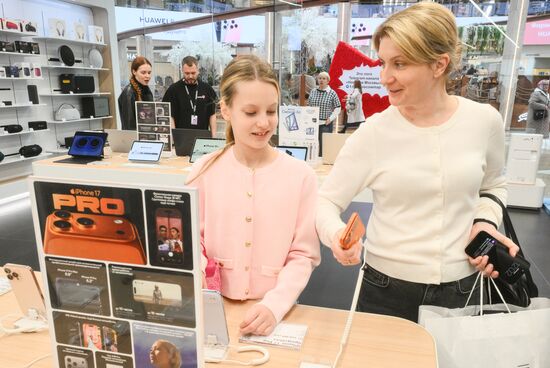 Russia Apple New iPhone Sales