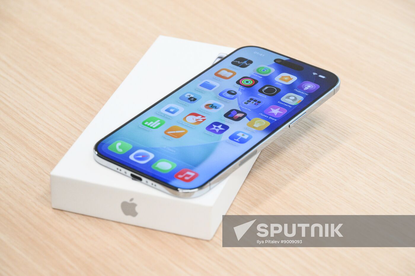 Russia Apple New iPhone Sales