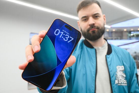 Russia Apple New iPhone Sales