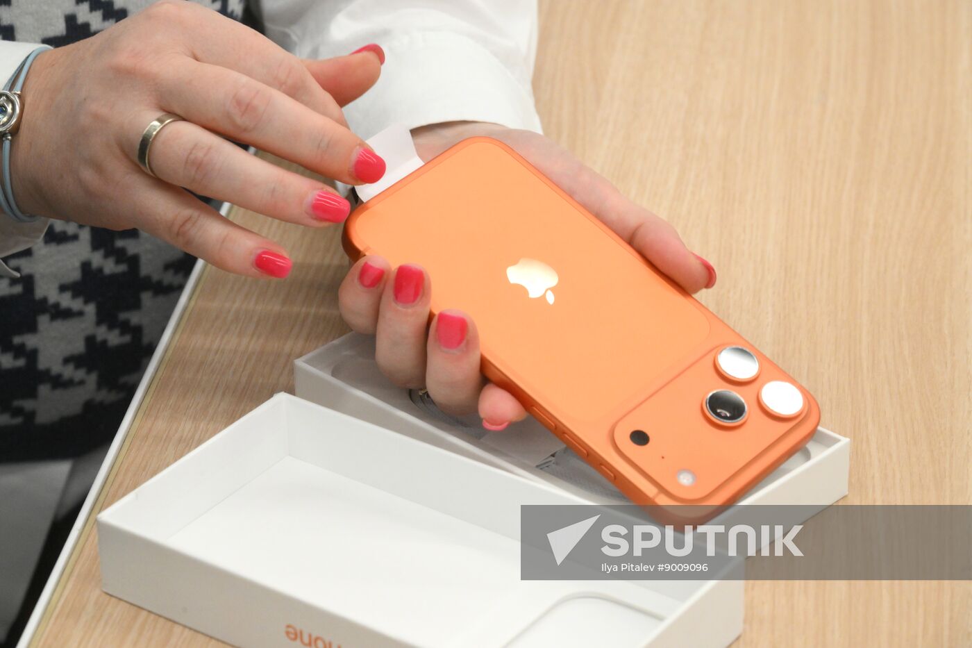 Russia Apple New iPhone Sales