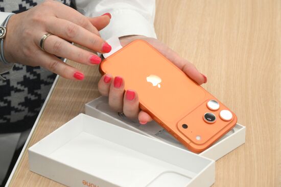 Russia Apple New iPhone Sales