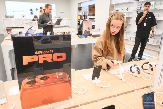 Russia Apple New iPhone Sales