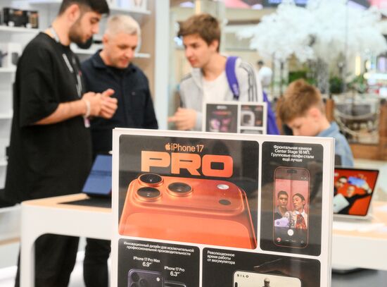 Russia Apple New iPhone Sales