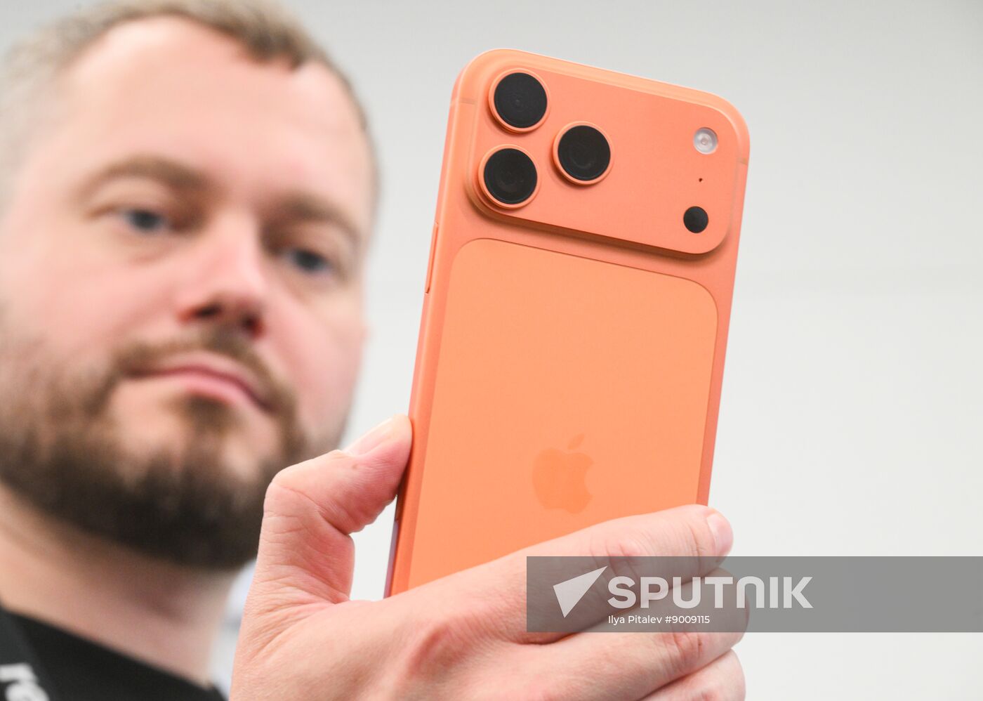Russia Apple New iPhone Sales