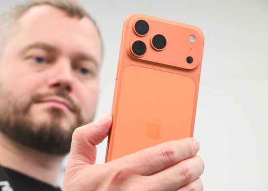Russia Apple New iPhone Sales