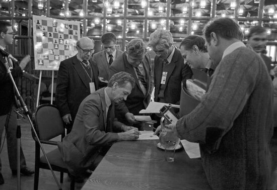 Revanche match for world champion title in chess between Kasparov and Karpov