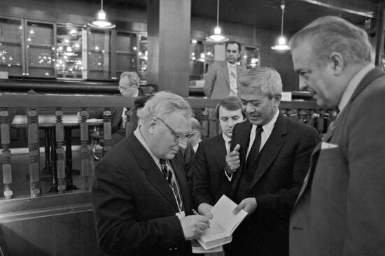 Revanche match for world champion title in chess between Kasparov and Karpov